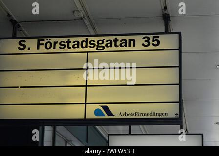 MALMÖ/SVERIGE/SCHWEDEN   Menschen an der Tür des Jobcenters und schwedische Arbetsförmedlingeg tdoay am Eröffnungstag Mondy 17. Juni 2013 Stockfoto