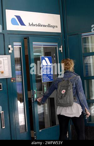 MALMÖ/SVERIGE/SCHWEDEN   Menschen an der Tür des Jobcenters und schwedische Arbetsförmedlingeg tdoay am Eröffnungstag Mondy 17. Juni 2013 Stockfoto