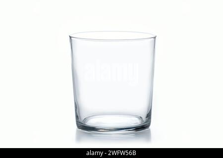 Aufnahme von einem leeren Glasbecher mit weißem Hintergrund Stockfoto