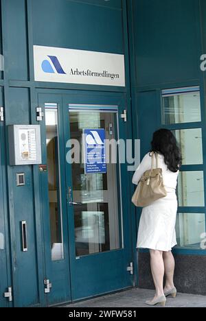 MALMÖ/SVERIGE/SCHWEDEN   Menschen an der Tür des Jobcenters und schwedische Arbetsförmedlingeg tdoay am Eröffnungstag Mondy 17. Juni 2013 Stockfoto