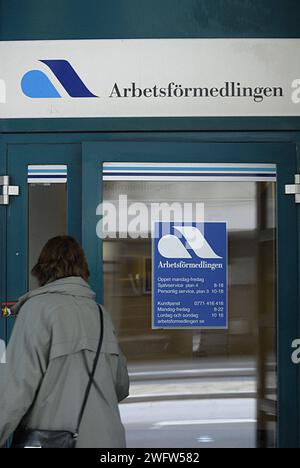 MALMÖ/SVERIGE/SCHWEDEN   Menschen an der Tür des Jobcenters und schwedische Arbetsförmedlingeg tdoay am Eröffnungstag Mondy 17. Juni 2013 Stockfoto