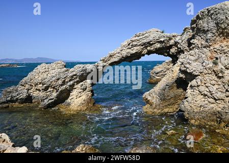 Eine wunderschöne Aufnahme eines Felsbogens in der Nähe des Wassers in La Escala, Costa Brava Stockfoto