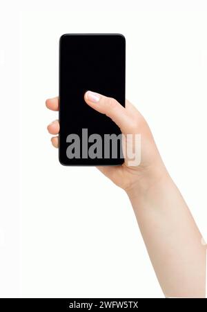 Zugeschnittene Aufnahme einer nicht erkennbaren Frauenhand, die einen schwarzen Handybildschirm auf weißem Hintergrund zeigt Stockfoto