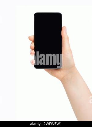 Zugeschnittene Aufnahme einer nicht erkennbaren Frauenhand, die einen schwarzen Handybildschirm auf weißem Hintergrund zeigt Stockfoto