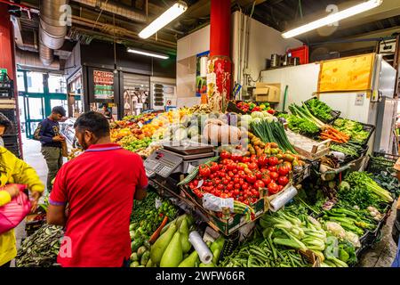 Frisches Obst und Gemüse im Florence Mercato Centrale, einem belebten, beliebten Markt für frische Lebensmittel und Produkte in Florenz, Italien Stockfoto