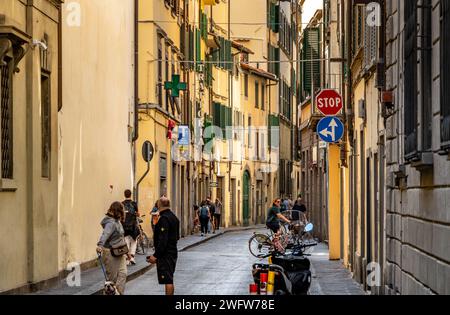 Leute laufen entlang der Borgo Pinti, einer Straße in Florenz, Italien Stockfoto