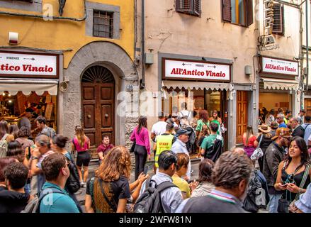 Vor dem All’Antico Vinaio, einem bekannten italienischen Panini- und Sandwich-Shop an der Via dei Neri, Florenz, Italien, stehen viele Menschen in der Warteschlange Stockfoto