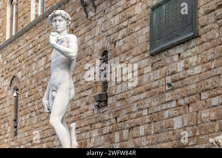 Eine Nachbildung der David-Statue von Michelangelo am Eingang zum Pallazo Vecchio auf der Piazza della Signoria, Florenz, Italien Stockfoto