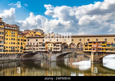 Die Brücke Ponte Vecchio, eine mittelalterliche Steinbogenbrücke, die den Fluss Arno überspannt, in Florenz, Italien Stockfoto