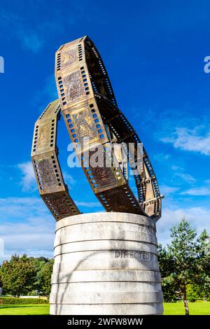 Filmrollenskulptur mit Bild von Frankenstein zum Gedenken an den Regisseur James Whale, Dudley, England Stockfoto