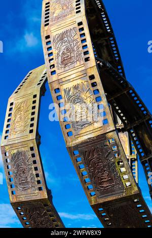 Filmrollenskulptur mit Bild von Frankenstein zum Gedenken an Regisseur James Whale, Dudley, England Stockfoto