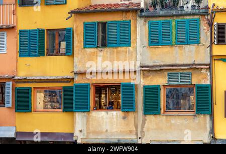 Die Brücke Ponte Vecchio, eine mittelalterliche Steinbogenbrücke, die den Fluss Arno überspannt, in Florenz, Italien Stockfoto