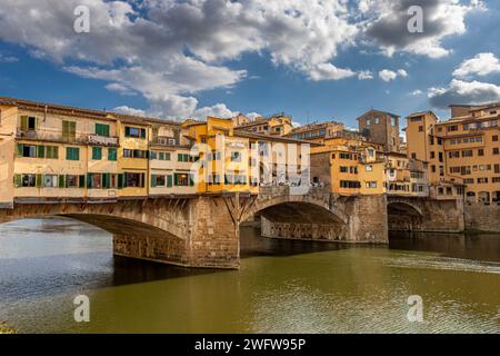 Die Brücke Ponte Vecchio, eine mittelalterliche Steinbogenbrücke, die den Fluss Arno überspannt, in Florenz, Italien Stockfoto