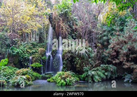 Baihuatan Park Wasserfall in Chengdu Stockfoto