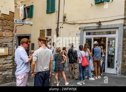 Leute, die in der Gelateria Della Passera, einem Eisladen in der Via Toscanella im Viertel Oltrano in Florenz, Italien, anstehen, um Eis zu kaufen Stockfoto