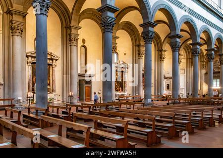 Eine Person, die durch das Innere der Basilika di Santo Spirito im Stadtteil Oltrarno von Florenz, Italien, spaziert Stockfoto