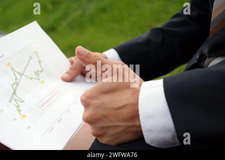 Businessman wertet Unternehmensdaten aus und prüft Diagramme und Werte Stockfoto