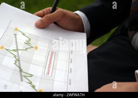 Businessman wertet Unternehmensdaten aus und prüft Diagramme und Werte Stockfoto