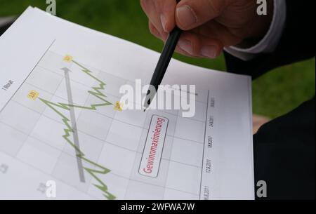 Businessman wertet Unternehmensdaten aus und prüft Diagramme und Werte Stockfoto