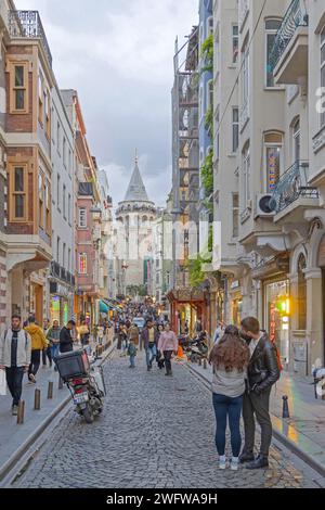 Istanbul, Türkei - 18. Oktober 2023: Blick auf das historische Wahrzeichen des Galata-Turms von der Buyuk Hendek Street in Beyoglu Herbsttag. Stockfoto