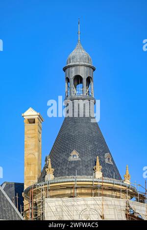 Istanbul, Türkei - 19. Oktober 2023: Renovierung des Haydarpasa-Turms im historischen Gebäude Kadikoy. Stockfoto