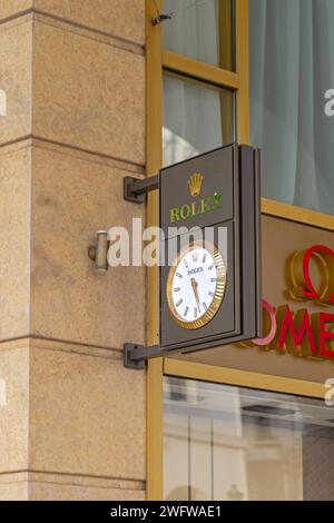 Thessaloniki, Griechenland - 22. Oktober 2023: Rolex Public Clock im Luxusschmuck Uhren Store Gofas am Aristotelous Square. Stockfoto