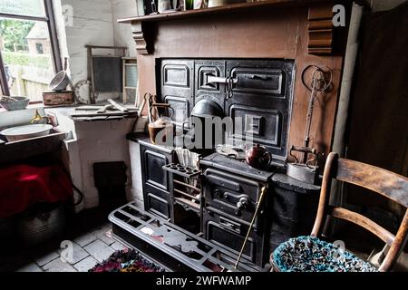 Gusseiserner Herd um 1910 im Jerushah Tilted Cottage, Black Country Living Museum, Dudley, England Stockfoto