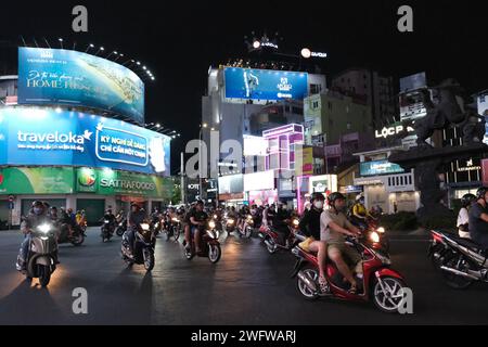 In der Innenstadt von Ho Chi Minh City gibt es Motorroller in einem beliebten Nachtleben Stockfoto