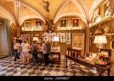 Leute probieren Parfums in der Officina Profumo-Farmaceutica di Santa Maria Novella in Florenz, Italien Stockfoto