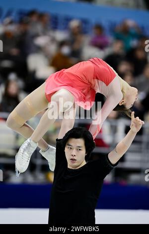 Yuchen WANG & Lei ZHU (CHN), während des Pairs Short Program, bei der ISU Four Continents Eiskunstlauf-Meisterschaft 2024, im SPD Bank Oriental Sports Center, am 1. Februar 2024 in Shanghai, China. Quelle: Raniero Corbelletti/AFLO/Alamy Live News Stockfoto