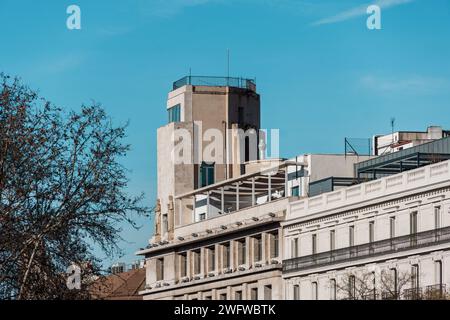 Madrid, Spanien - 28. Januar 2024: Luxuriöse Wohnhäuser in der Alcala-Straße Stockfoto