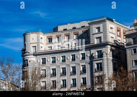 Madrid, Spanien - 28. Januar 2024: Luxuriöse Wohngebäude auf der Plaza de la Independencia Stockfoto