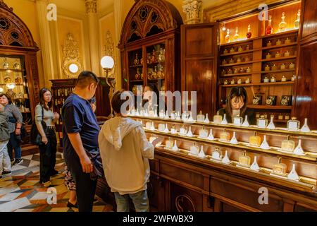 In der Officina Profumo-Farmaceutica di Santa Maria Novella in Florenz, Italien, werden Parfums durchsucht Stockfoto