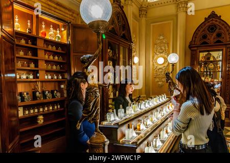 Leute probieren Parfums in der Officina Profumo-Farmaceutica di Santa Maria Novella in Florenz, Italien Stockfoto