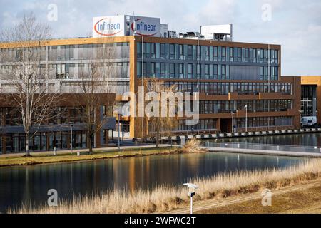 Neubiberg, Deutschland. Januar 2024. Das Infineon-Logo auf dem Dach eines Gebäudes am Campeon, Hauptsitz der Infineon Technologies AG, deutscher Halbleiterhersteller. Quelle: Matthias Balk/dpa/Alamy Live News Stockfoto