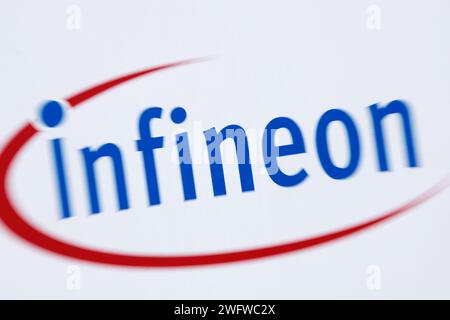Neubiberg, Deutschland. Januar 2024. Das Infineon-Logo auf einer Säule am Rande des Campeon, Hauptsitz der Infineon Technologies AG, deutscher Halbleiterhersteller. (Aufnahme mit langsamer Verschlusszeit und Zoom-Effekt) Credit: Matthias Balk/dpa/Alamy Live News Stockfoto