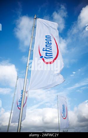 Neubiberg, Deutschland. Januar 2024. Das Infineon-Logo auf einer Flagge vor dem Campeon, Hauptsitz der Infineon Technologies AG, deutscher Halbleiterhersteller. Quelle: Matthias Balk/dpa/Alamy Live News Stockfoto