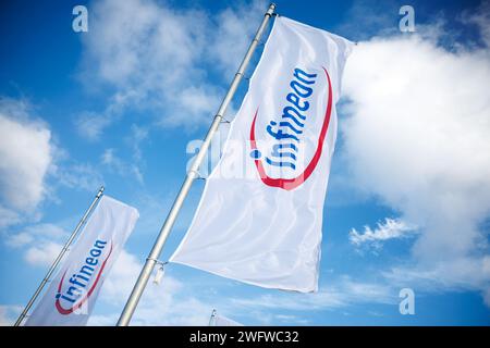 Neubiberg, Deutschland. Januar 2024. Das Infineon-Logo auf einer Flagge vor dem Campeon, Hauptsitz der Infineon Technologies AG, deutscher Halbleiterhersteller. Quelle: Matthias Balk/dpa/Alamy Live News Stockfoto