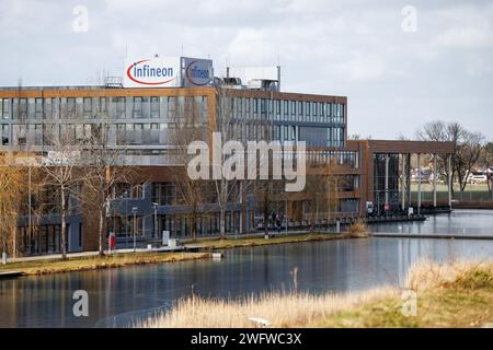 Neubiberg, Deutschland. Januar 2024. Das Logo von Infineon auf einem Dach eines Gebäudes auf dem Campeon, Hauptsitz der Infineon Technologies AG, deutscher Halbleiterhersteller, am 25. Januar 2024 in Neubiberg. Quelle: Matthias Balk/dpa/Alamy Live News Stockfoto