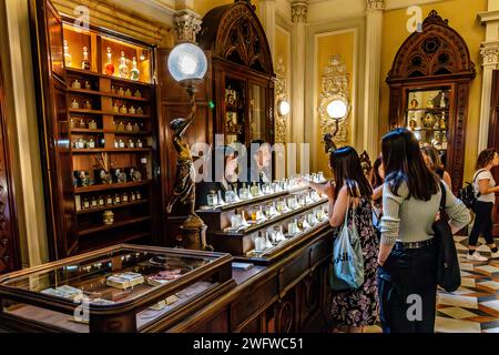 Leute probieren Parfums in der Officina Profumo-Farmaceutica di Santa Maria Novella in Florenz, Italien Stockfoto