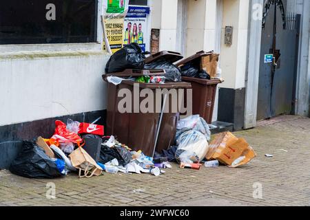 Wolverhampton, England – Januar 31 2024: Müll stapelt sich vor dem Gebäude Stockfoto