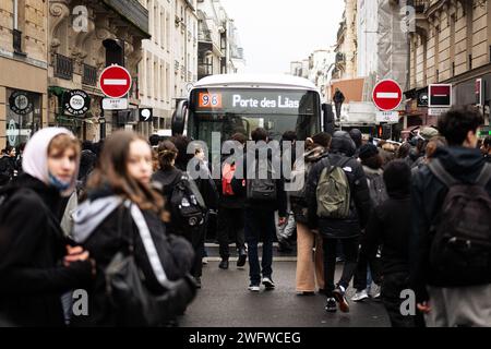 Paris, Frankreich. Februar 2024. Während der Demonstration der Teilnehmer ist ein Bus blockiert. Dutzende Schüler blockierten den Eingang zum Lycée Voltaire und begannen eine spontane Demonstration durch die Straßen von Paris, um gegen Premierminister Gabriel Attal, den ehemaligen Bildungsminister, zu protestieren. Quelle: SOPA Images Limited/Alamy Live News Stockfoto