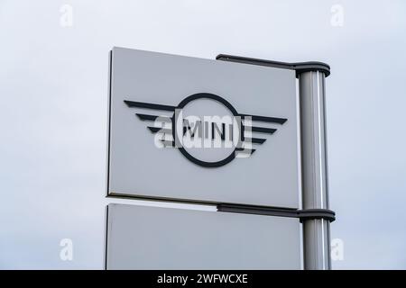 Wolverhampton, England – Januar 31 2024: Logo der Automarke Mini vor einem Händler in Wolverhampton Stockfoto