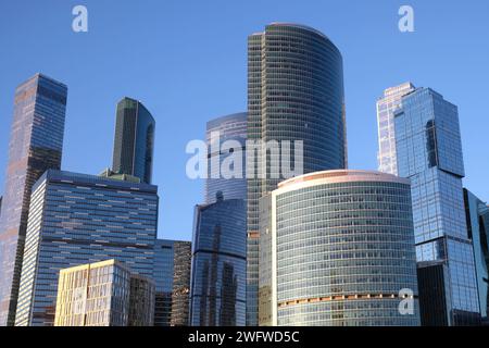 Moskau City International Business Centre dicht stehende Hochhäuser vor wolkenlosem blauem Himmel Stockfoto