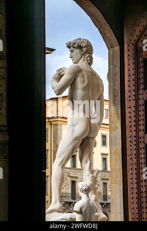 Die Nachbildung der Statue Davids vor dem Eingang zum Palazzo Vecchio in Florenz, Italien Stockfoto