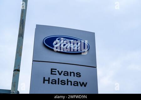 Wolverhampton, England – Januar 31 2024: Beschilderung des Autohändlers Evans Halshaw, Ford-Händler Stockfoto