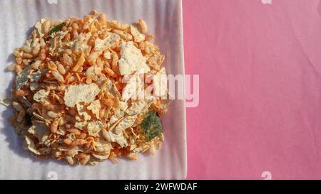 Knusprige und knusprige Papad Mamra oder Papad Chavanu Mischung aus Puffreis, sev, papad, Teespezialitäten in einem Gericht. Papad mamara bhel Stockfoto