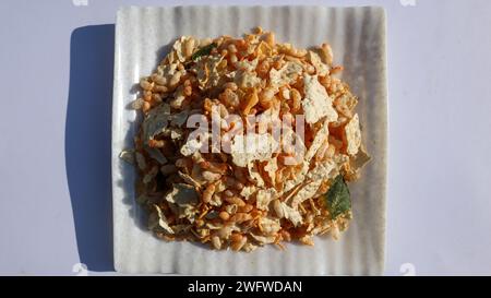 Knusprige und knusprige Papad Mamra oder Papad Chavanu Mischung aus Puffreis, sev, papad, Tee-Snacks Stockfoto