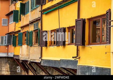 Nahaufnahme der Rückseite der Gebäude auf der Ponte Vecchio in Florenz, Italien Stockfoto