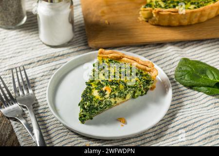 Hausgemachte französische Spinat Quiche Tarte mit Eiern und Feta Stockfoto